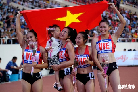Nguyễn Thị Huyền ôm con gái sau khi đạt mốc 10 huy chương vàng SEA Games - Ảnh 5. Nguyễn Thị Huyền ôm con gái sau khi đạt mốc 10 huy chương vàng SEA Games - Ảnh 5.