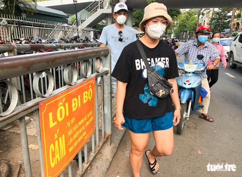 Vỉa hè bị chiếm dụng, không có lối đi bộ, bệnh nhân phải đi xuống lòng đường - Ảnh 5. Vỉa hè bị chiếm dụng, không có lối đi bộ, bệnh nhân phải đi xuống lòng đường - Ảnh 5.