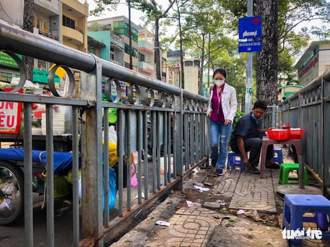 Vỉa hè bị chiếm dụng, không có lối đi bộ, bệnh nhân phải đi xuống lòng đường - Ảnh 7. Vỉa hè bị chiếm dụng, không có lối đi bộ, bệnh nhân phải đi xuống lòng đường - Ảnh 7.