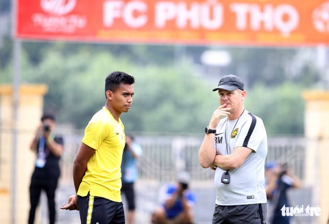 HLV U23 Malaysia đi bộ từ sân tập về khách sạn - Ảnh 2. HLV U23 Malaysia đi bộ từ sân tập về khách sạn - Ảnh 2.