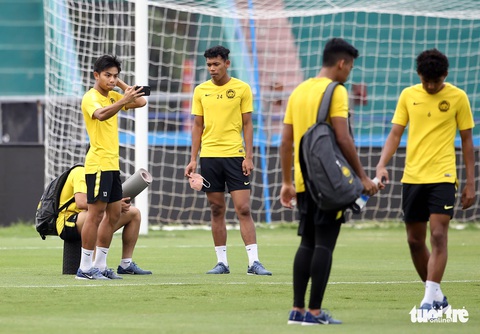 Cầu thủ U23 Malaysia lo chụp ảnh hơn là xem mặt cỏ sân Việt Trì - Ảnh 2. Cầu thủ U23 Malaysia lo chụp ảnh hơn là xem mặt cỏ sân Việt Trì - Ảnh 2.