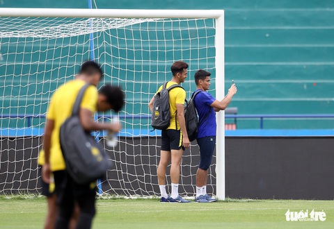 Cầu thủ U23 Malaysia lo chụp ảnh hơn là xem mặt cỏ sân Việt Trì - Ảnh 3. Cầu thủ U23 Malaysia lo chụp ảnh hơn là xem mặt cỏ sân Việt Trì - Ảnh 3.