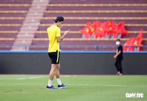 Cầu thủ U23 Malaysia lo chụp ảnh hơn là xem mặt cỏ sân Việt Trì - Ảnh 4. Cầu thủ U23 Malaysia lo chụp ảnh hơn là xem mặt cỏ sân Việt Trì - Ảnh 4.