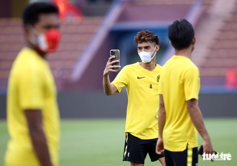 Cầu thủ U23 Malaysia lo chụp ảnh hơn là xem mặt cỏ sân Việt Trì - Ảnh 5. Cầu thủ U23 Malaysia lo chụp ảnh hơn là xem mặt cỏ sân Việt Trì - Ảnh 5.