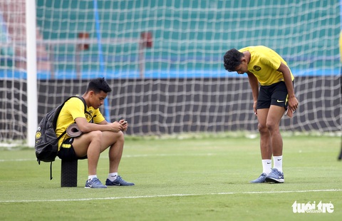 Cầu thủ U23 Malaysia lo chụp ảnh hơn là xem mặt cỏ sân Việt Trì - Ảnh 9. Cầu thủ U23 Malaysia lo chụp ảnh hơn là xem mặt cỏ sân Việt Trì - Ảnh 9.