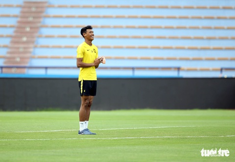 Cầu thủ U23 Malaysia lo chụp ảnh hơn là xem mặt cỏ sân Việt Trì - Ảnh 6. Cầu thủ U23 Malaysia lo chụp ảnh hơn là xem mặt cỏ sân Việt Trì - Ảnh 6.