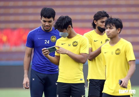 Cầu thủ U23 Malaysia lo chụp ảnh hơn là xem mặt cỏ sân Việt Trì - Ảnh 8. Cầu thủ U23 Malaysia lo chụp ảnh hơn là xem mặt cỏ sân Việt Trì - Ảnh 8.