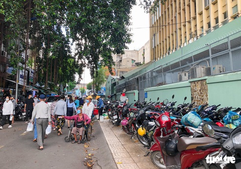 Vỉa hè bị chiếm dụng, không có lối đi bộ, bệnh nhân phải đi xuống lòng đường - Ảnh 1. Vỉa hè bị chiếm dụng, không có lối đi bộ, bệnh nhân phải đi xuống lòng đường - Ảnh 1.