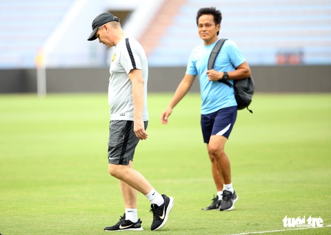 Cầu thủ U23 Malaysia lo chụp ảnh hơn là xem mặt cỏ sân Việt Trì - Ảnh 1. Cầu thủ U23 Malaysia lo chụp ảnh hơn là xem mặt cỏ sân Việt Trì - Ảnh 1.