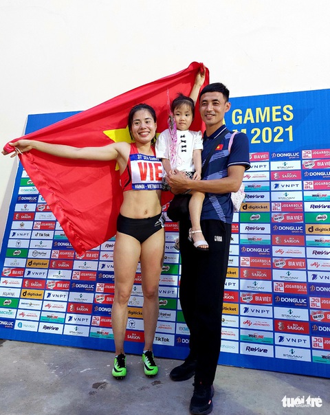 Nguyễn Thị Huyền ôm con gái sau khi đạt mốc 10 huy chương vàng SEA Games - Ảnh 6. Nguyễn Thị Huyền ôm con gái sau khi đạt mốc 10 huy chương vàng SEA Games - Ảnh 6.
