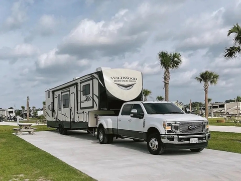 Bán hết nhà cửa đồ đạc, gia đình 5 người cải tạo motorhome 2 tầng thành nhà di động mơ ước - Ảnh 2. Bán hết nhà cửa đồ đạc, gia đình 5 người cải tạo motorhome 2 tầng thành nhà di động mơ ước - Ảnh 2.