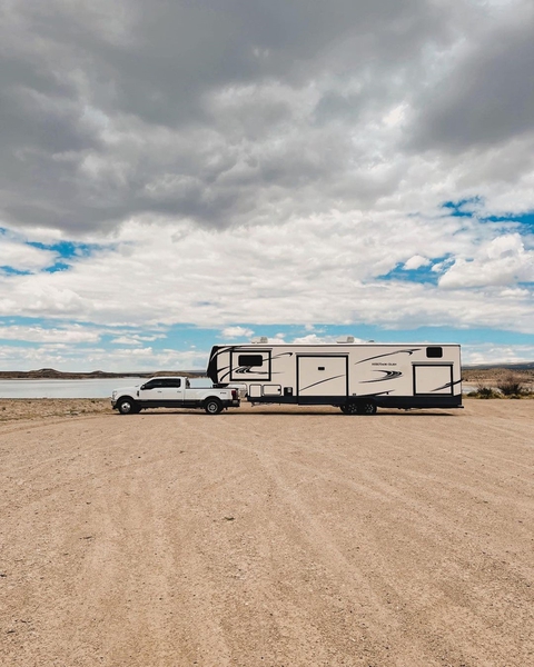 Bán hết nhà cửa đồ đạc, gia đình 5 người cải tạo motorhome 2 tầng thành nhà di động mơ ước - Ảnh 3. Bán hết nhà cửa đồ đạc, gia đình 5 người cải tạo motorhome 2 tầng thành nhà di động mơ ước - Ảnh 3.