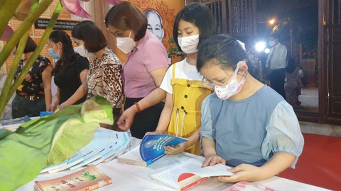 Triển lãm sách và tư liệu về Chủ tịch Hồ Chí Minh tại Bình Lục, Hà Nam - Ảnh 2. Triển lãm sách và tư liệu về Chủ tịch Hồ Chí Minh tại Bình Lục, Hà Nam - Ảnh 2.
