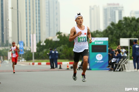 Cán đích 42,195km, Hoàng Nguyên Thanh giành tấm HCV lịch sử cho marathon Việt Nam - Ảnh 1. Cán đích 42,195km, Hoàng Nguyên Thanh giành tấm HCV lịch sử cho marathon Việt Nam - Ảnh 1.