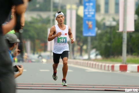 Cán đích 42,195km, Hoàng Nguyên Thanh giành tấm HCV lịch sử cho marathon Việt Nam - Ảnh 2. Cán đích 42,195km, Hoàng Nguyên Thanh giành tấm HCV lịch sử cho marathon Việt Nam - Ảnh 2.