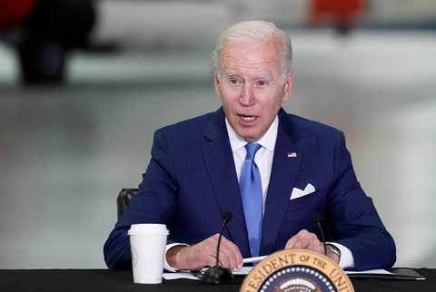 Tổng thống Biden kích hoạt đạo luật khẩn cấp, xoa dịu khủng hoảng thiếu sữa cho trẻ - Ảnh 1. Tổng thống Biden kích hoạt đạo luật khẩn cấp, xoa dịu khủng hoảng thiếu sữa cho trẻ - Ảnh 1.