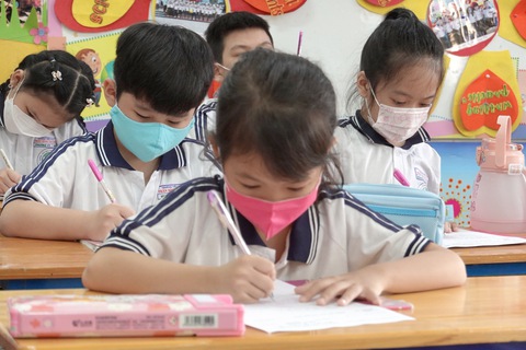 Tôi có sai khi dùng tiền để nịnh con học? - Ảnh 1. Tôi có sai khi dùng tiền để nịnh con học? - Ảnh 1.