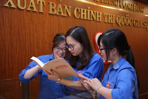 Thi viết Bác Hồ - niềm tin yêu qua từng trang sách trong giới trẻ - Ảnh 1. Thi viết Bác Hồ - niềm tin yêu qua từng trang sách trong giới trẻ - Ảnh 1.