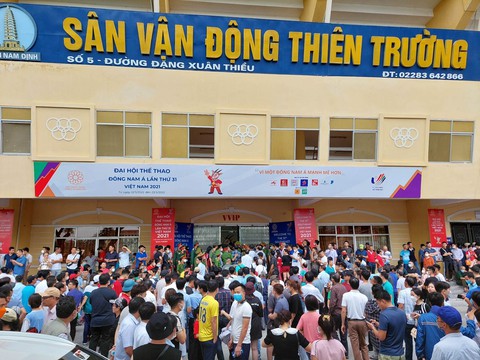 Hàng ngàn cổ động viên Nam Định xếp hàng 5 tiếng chờ trận U23 Thái Lan - U23 Indonesia - Ảnh 7. Hàng ngàn cổ động viên Nam Định xếp hàng 5 tiếng chờ trận U23 Thái Lan - U23 Indonesia - Ảnh 7.