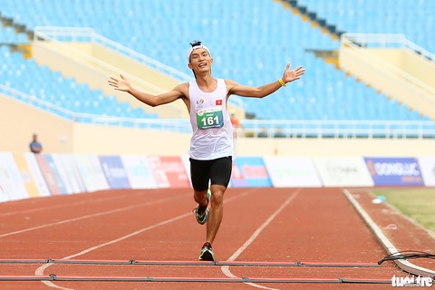 Cán đích 42,195km, Hoàng Nguyên Thanh giành tấm HCV lịch sử cho marathon Việt Nam - Ảnh 4. Cán đích 42,195km, Hoàng Nguyên Thanh giành tấm HCV lịch sử cho marathon Việt Nam - Ảnh 4.