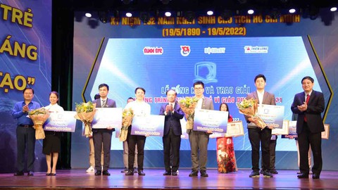 Trao thưởng Tri thức trẻ vì giáo dục: Nhiều đề tài gần với cuộc sống - Ảnh 1. Trao thưởng Tri thức trẻ vì giáo dục: Nhiều đề tài gần với cuộc sống - Ảnh 1.