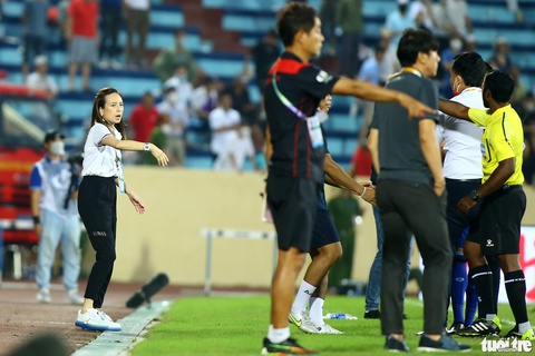 Cầu thủ U23 Indonesia túm cổ đối thủ ngay trước mắt trọng tài - Ảnh 8. Cầu thủ U23 Indonesia túm cổ đối thủ ngay trước mắt trọng tài - Ảnh 8.