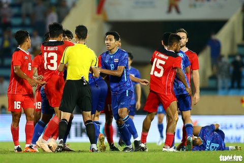 Cầu thủ U23 Indonesia túm cổ đối thủ ngay trước mắt trọng tài - Ảnh 2. Cầu thủ U23 Indonesia túm cổ đối thủ ngay trước mắt trọng tài - Ảnh 2.