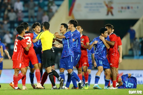 Cầu thủ U23 Indonesia túm cổ đối thủ ngay trước mắt trọng tài - Ảnh 3. Cầu thủ U23 Indonesia túm cổ đối thủ ngay trước mắt trọng tài - Ảnh 3.