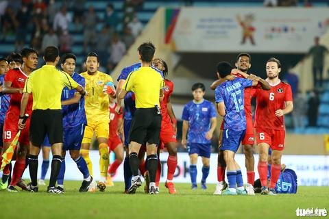Cầu thủ U23 Indonesia túm cổ đối thủ ngay trước mắt trọng tài - Ảnh 4. Cầu thủ U23 Indonesia túm cổ đối thủ ngay trước mắt trọng tài - Ảnh 4.