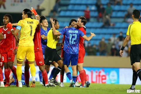 Cầu thủ U23 Indonesia túm cổ đối thủ ngay trước mắt trọng tài - Ảnh 5. Cầu thủ U23 Indonesia túm cổ đối thủ ngay trước mắt trọng tài - Ảnh 5.