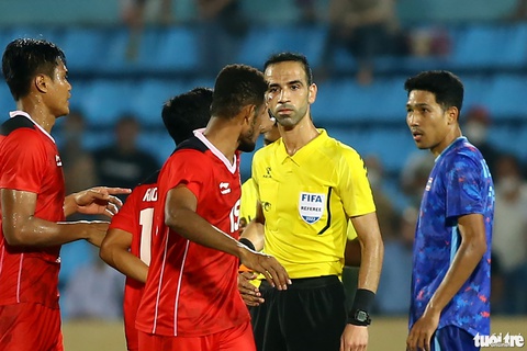 Cầu thủ U23 Indonesia túm cổ đối thủ ngay trước mắt trọng tài - Ảnh 7. Cầu thủ U23 Indonesia túm cổ đối thủ ngay trước mắt trọng tài - Ảnh 7.