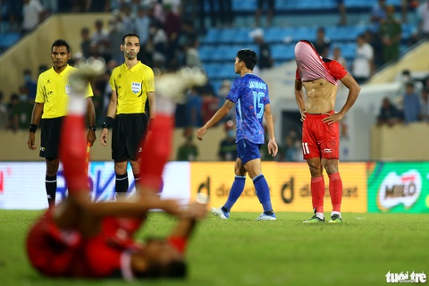 Cầu thủ U23 Indonesia túm cổ đối thủ ngay trước mắt trọng tài - Ảnh 9. Cầu thủ U23 Indonesia túm cổ đối thủ ngay trước mắt trọng tài - Ảnh 9.