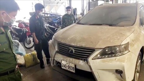 Tạm giữ xe ôtô Lexus trị giá khoảng 3 tỉ đồng nghi vấn nhập lậu - Ảnh 1. Tạm giữ xe ôtô Lexus trị giá khoảng 3 tỉ đồng nghi vấn nhập lậu - Ảnh 1.