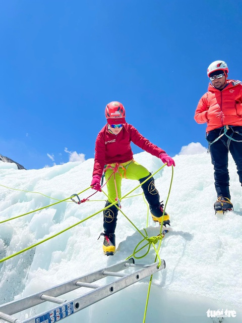 Cô gái Việt Nam chinh phục nóc nhà thế giới: Tôi hạnh phúc khi lên đỉnh Everest - Ảnh 2. Cô gái Việt Nam chinh phục nóc nhà thế giới: Tôi hạnh phúc khi lên đỉnh Everest - Ảnh 2.