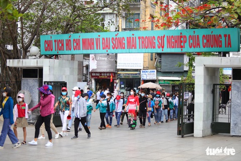 Dòng người dân xếp hàng vào lăng viếng Chủ tịch Hồ Chí Minh - Ảnh 1. Dòng người dân xếp hàng vào lăng viếng Chủ tịch Hồ Chí Minh - Ảnh 1.