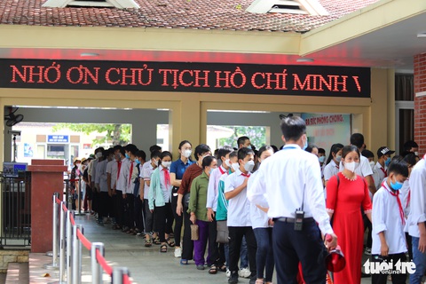 Dòng người dân xếp hàng vào lăng viếng Chủ tịch Hồ Chí Minh - Ảnh 2. Dòng người dân xếp hàng vào lăng viếng Chủ tịch Hồ Chí Minh - Ảnh 2.