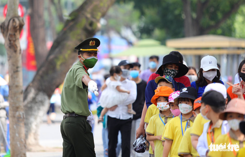 Dòng người dân xếp hàng vào lăng viếng Chủ tịch Hồ Chí Minh - Ảnh 3. Dòng người dân xếp hàng vào lăng viếng Chủ tịch Hồ Chí Minh - Ảnh 3.