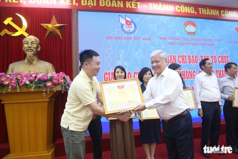 Báo Tuổi Trẻ nhận bằng khen của Trung ương MTTQ Việt Nam - Ảnh 1. Báo Tuổi Trẻ nhận bằng khen của Trung ương MTTQ Việt Nam - Ảnh 1.