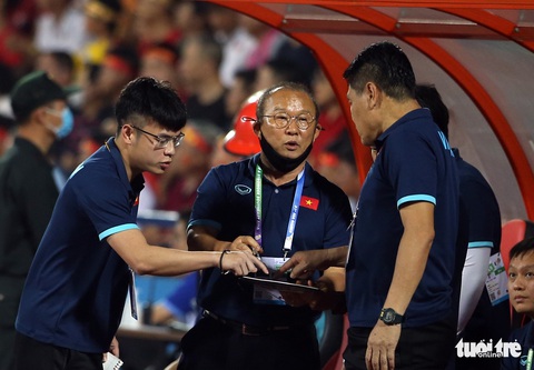 Để thắng U23 Malaysia, ông Park cùng dàn trợ lý hết sức vất vả ngoài sân - Ảnh 2. Để thắng U23 Malaysia, ông Park cùng dàn trợ lý hết sức vất vả ngoài sân - Ảnh 2.