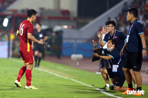 Để thắng U23 Malaysia, ông Park cùng dàn trợ lý hết sức vất vả ngoài sân - Ảnh 3. Để thắng U23 Malaysia, ông Park cùng dàn trợ lý hết sức vất vả ngoài sân - Ảnh 3.