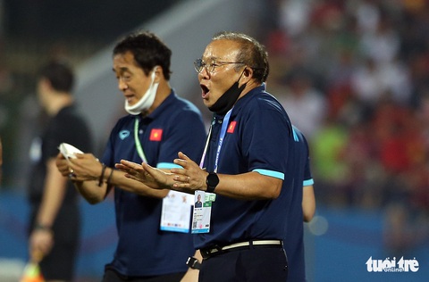 Để thắng U23 Malaysia, ông Park cùng dàn trợ lý hết sức vất vả ngoài sân - Ảnh 8. Để thắng U23 Malaysia, ông Park cùng dàn trợ lý hết sức vất vả ngoài sân - Ảnh 8.