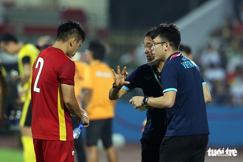 Để thắng U23 Malaysia, ông Park cùng dàn trợ lý hết sức vất vả ngoài sân - Ảnh 9. Để thắng U23 Malaysia, ông Park cùng dàn trợ lý hết sức vất vả ngoài sân - Ảnh 9.