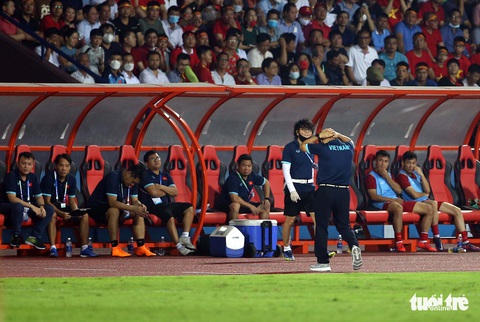 Để thắng U23 Malaysia, ông Park cùng dàn trợ lý hết sức vất vả ngoài sân - Ảnh 5. Để thắng U23 Malaysia, ông Park cùng dàn trợ lý hết sức vất vả ngoài sân - Ảnh 5.
