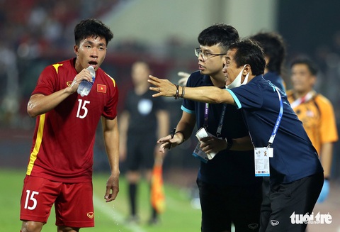 Để thắng U23 Malaysia, ông Park cùng dàn trợ lý hết sức vất vả ngoài sân - Ảnh 10. Để thắng U23 Malaysia, ông Park cùng dàn trợ lý hết sức vất vả ngoài sân - Ảnh 10.