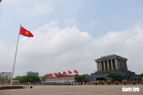 Dòng người dân xếp hàng vào lăng viếng Chủ tịch Hồ Chí Minh - Ảnh 4. Dòng người dân xếp hàng vào lăng viếng Chủ tịch Hồ Chí Minh - Ảnh 4.