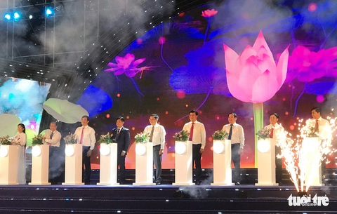 Hàng ngàn người tấp nập về xem khai mạc Lễ hội sen Đồng Tháp lần I - Ảnh 1. Hàng ngàn người tấp nập về xem khai mạc Lễ hội sen Đồng Tháp lần I - Ảnh 1.