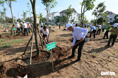 Mỗi người cố gắng trồng một cây xanh để TP.HCM xanh đẹp hơn - Ảnh 1. Mỗi người cố gắng trồng một cây xanh để TP.HCM xanh đẹp hơn - Ảnh 1.