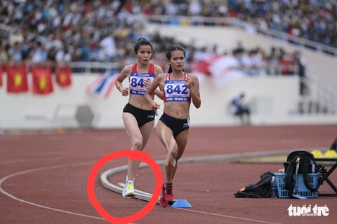 Đôi giày của Lò Thị Thanh có gì khiến cô phạm quy, bị tước huy chương bạc SEA Games? - Ảnh 1. Đôi giày của Lò Thị Thanh có gì khiến cô phạm quy, bị tước huy chương bạc SEA Games? - Ảnh 1.