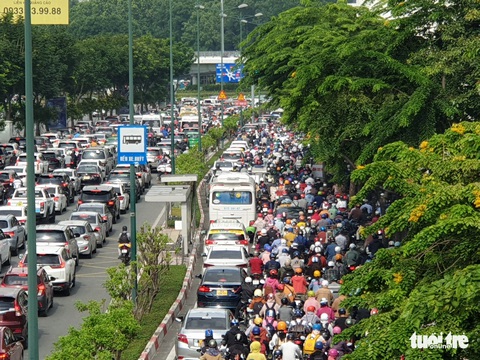 Xe cộ ùn ứ nhiều giờ hướng về sân bay Tân Sơn Nhất - Ảnh 4. Xe cộ ùn ứ nhiều giờ hướng về sân bay Tân Sơn Nhất - Ảnh 4.