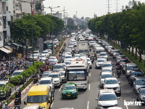 Xe cộ ùn ứ nhiều giờ hướng về sân bay Tân Sơn Nhất - Ảnh 3. Xe cộ ùn ứ nhiều giờ hướng về sân bay Tân Sơn Nhất - Ảnh 3.
